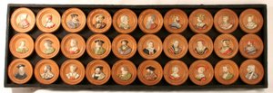 Una colección de treinta dibujantes como medallones de retrato