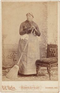Retrato de mujer con escoba,c. 1885 (foto) de G.C. Urlin