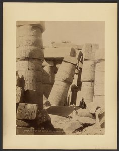 (Karnak) Gd. Templo, sala hipóstila, interior, columna inclinada