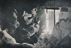 Despejando la nieve de la ventana de la cabaña en Cabo Adare, c1911 de G. Murray Levick