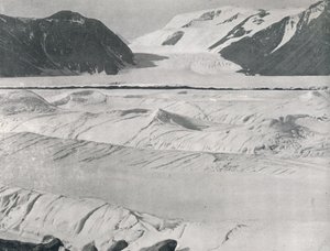 Hielo agrietado en la entrada del glaciar Priestley, c1911 de G. Murray Levick