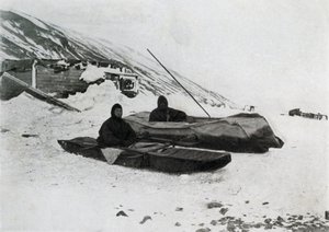 Los Dos Kayaks en la Orilla, c1911 de G. Murray Levick