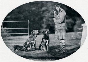 Mr. Francis Clark, el Gillie de la Reina, con tres de sus perros favoritos, c1899, 1901