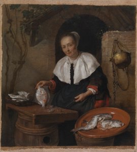 Mujer limpiando pescado
