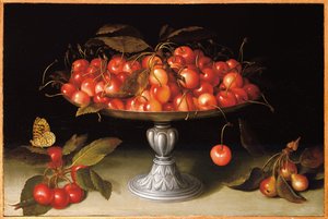 Cerezas en una compota de plata con manzanas silvestres en un borde de piedra y una mariposa fritilaria de Galizia Fede