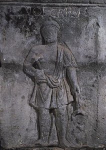 Capitel del pilar de los Nautes que representa a Vulcano sosteniendo un martillo de Gallo Roman