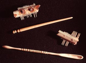 Dos peines, una horquilla y una cuchara para maquillaje de Gallo Roman Gallo Roman