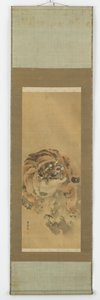 Un tigre agachado y gruñendo de Gantoku Aoki