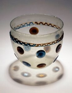 Arte galo: copa de vidrio con tabletas de colores de Gaulish Gaulish