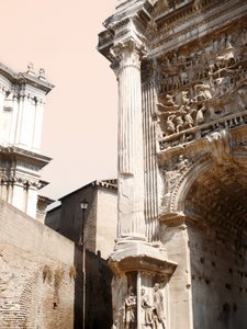 Arco romano antiguo de Gemma Bardot