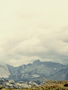 Paisaje de montaña nublado de Gemma Bardot
