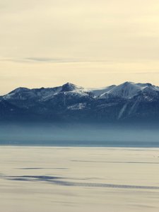 Picos nevados y tranquilos