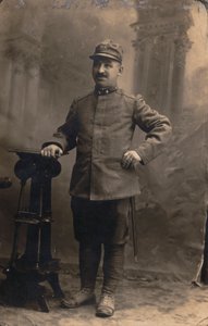 Soldados del 23º Regimiento. Milicia Territorial en uniforme de campo de Gemmi Gemmi
