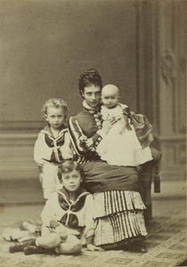 Gran Duquesa María Fyodorovna con niños, Nicolás Alexandrovich, George..., c. 1875 de Georg Emil Hansen