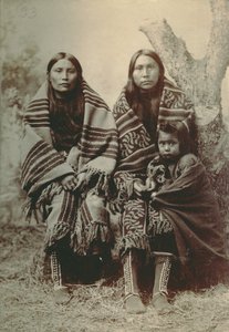 Dos mujeres comanches y un niño pequeño de George A. Addison
