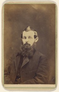 [Hombre no identificado con barba completa, sentado] de George A. Lenzi