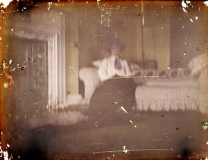 Mujer sentada en un sofá, c. 1910 (autocromo) de George Bernard Shaw