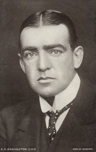 Ernest Shackleton (1874-1922), explorador antártico británico (foto b/n)