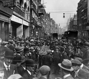 Multitud fuera de la Casa del Periódico, Fleet St mirando al este, Ciudad de Londres, antes de 1933 de George Davison Reid