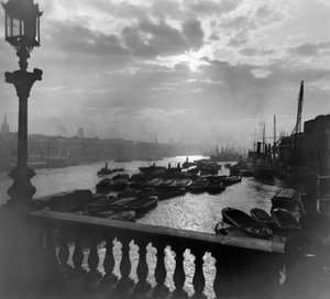 Río Abajo desde el Puente de Londres de George Davison Reid