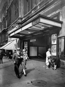 Entrada a la Estación de Metro de Westminster, Ciudad de Westminster, Londres de George Davison Reid