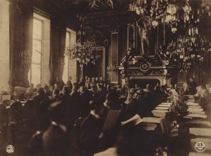 Estados Unidos en la Primera Guerra Mundial: Intérprete traduciendo al inglés el discurso del Presidente Poincare en la inauguración de la Conferencia de Paz (foto b/n)