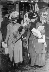 Compradores de Navidad, hacia 1910 (foto en blanco y negro)
