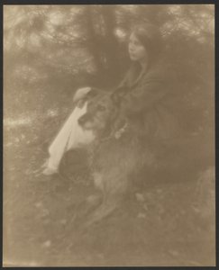 [Mujer sentada con perro]