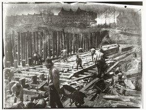Trabajadores de la construcción en el trabajo en un pozo de construcción en Van Diemenstraat en Amsterdam de George Hendrik Breitner
