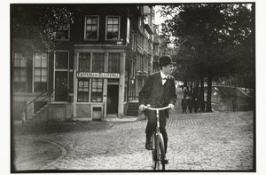 Ciclista en Keizersgracht en Amsterdam de George Hendrik Breitner
