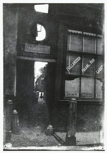 Ver a través de Omvalspoort en Haarlem de George Hendrik Breitner