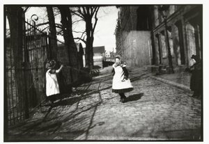 Niños jugando frente a la entrada del taller de Breitner en Prinseneiland, Ámsterdam