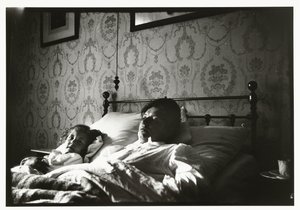 Marie Breitner y una chica despertándose en la cama de George Hendrik Breitner
