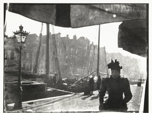 Retrato de una mujer paseando por el Prinsengracht de Ámsterdam de George Hendrik Breitner