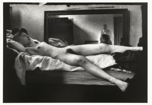 Retrato de un desnudo femenino con la fotografía de Breitner en el espejo