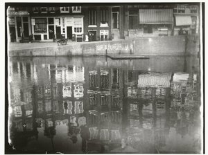 Reflejo de casas de canal en el agua en Singel 377 a 385 en Amsterdam de George Hendrik Breitner