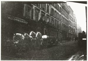 Vista de la calle con caballos y carruajes en París