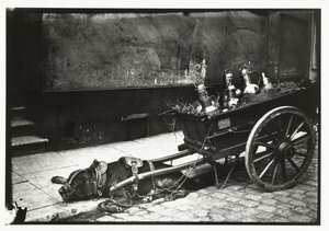 Perro tirando estirado frente a un carro con autobuses de George Hendrik Breitner