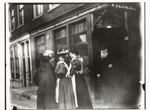 Cuatro mujeres jóvenes en la calle frente a la sala de degustación Koggink en Runstraat en Amsterdam de George Hendrik Breitner
