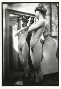 Desnudo femenino frente al espejo
