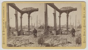Estereografía de un hombre enfriando una caja fuerte entre las ruinas después del incendio de Chicago de 1871, 1871