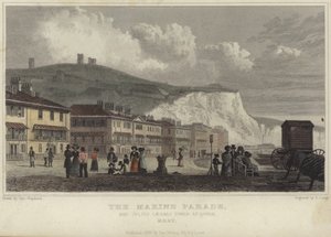 El paseo marítimo y la Torre de Julio César en Dover