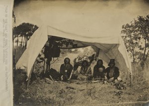 "Lobo de la Colina" y esposa; Pequeño Toro y esposa (Apaches) gran consejo anual deligates de George W. Ingalls