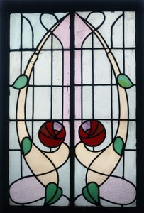 Un panel de vidrio que representa rosas estilizadas
