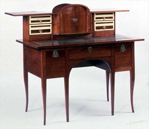 Escritorio con incrustaciones y accesorios de latón (madera de caoba)