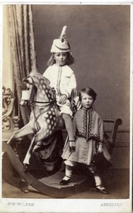 Niña con sombrero en caballo de juguete con otra niña de pie, 1860s de George Washington Wilson