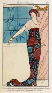 Gran vestido de noche, corsage de mousseline chair tunique de soie brodée dans la goÃ "t de la "Compagnie des Inden". Costumes Parisiens nº 69. Mujer con vestido de noche con corpiño de gasa y túnica de seda bordada. También lleva un pañuelo rojo de Georges Barbier