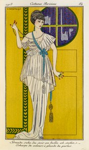 Gran vestido de noche en tul y satén. Echarpe de velours à glands de perles. Mujer con un vestido de noche blanco de raso y tul con un pañuelo de terciopelo azul con borlas de perlas, y un collar de perlas. Costumes Parisiens nº 37. de Georges Barbier