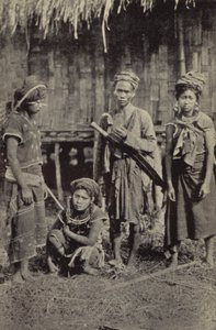 Birmania: Un hombre Kachin con el característico dah, y tres mujeres (foto b/n) de Georges Bertin Scott