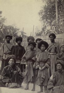 Birmania: Un grupo de hombres y mujeres Lihsaw (foto en blanco y negro) de Georges Bertin Scott